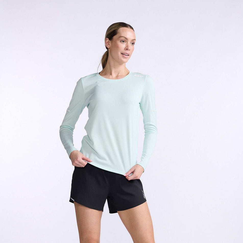 Front view of a model wearing a 2XU Women's Aero L/S (7778518958242)