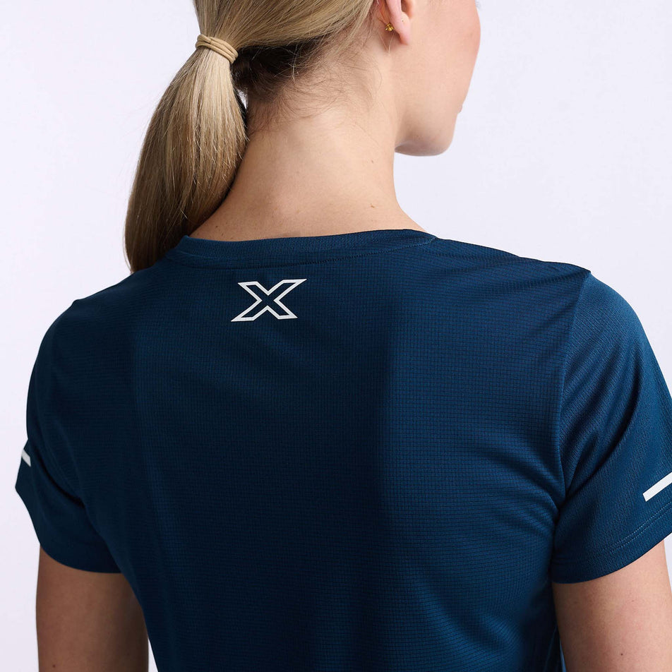 Close-up back view of the upper body section of a 2XU Women's Aero Tee, being worn by a model (7778490515618)