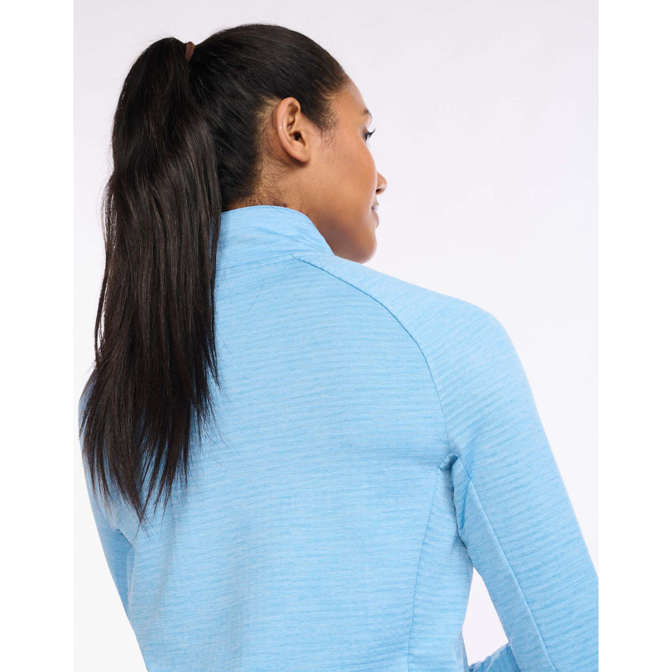 Upper back view of women's 2xu ignition 1/4 zip (7254429040802)