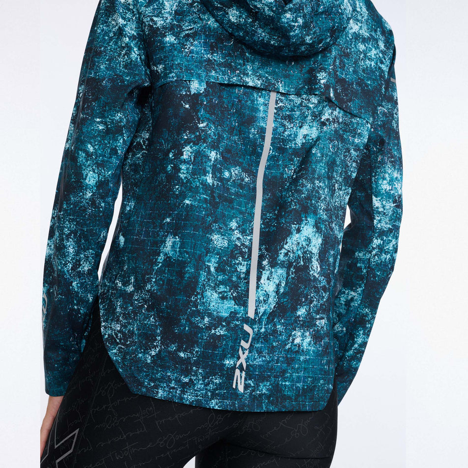 Rear vent view of women's 2xu aero jacket in blue (7490494103714)