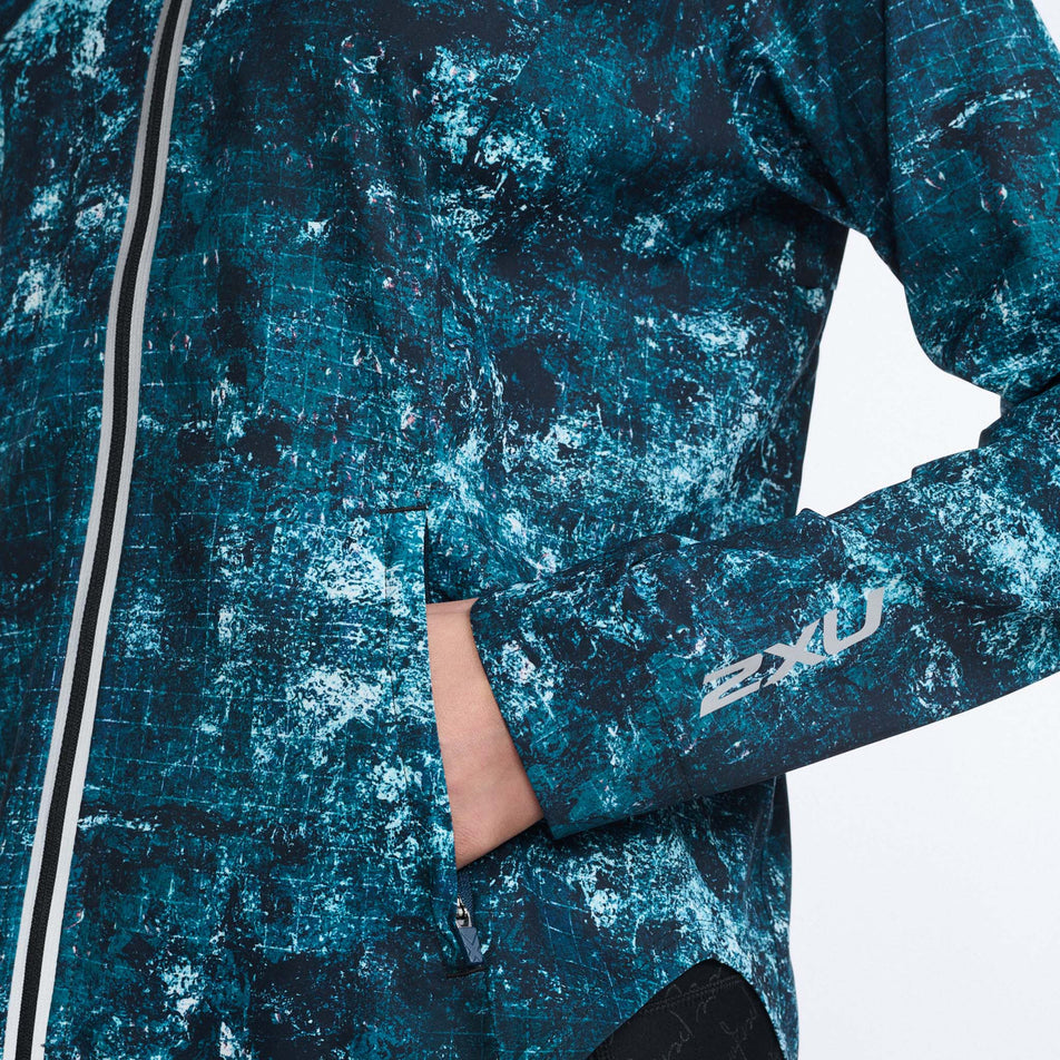 Side pocket view of women's 2xu aero jacket in blue (7490494103714)