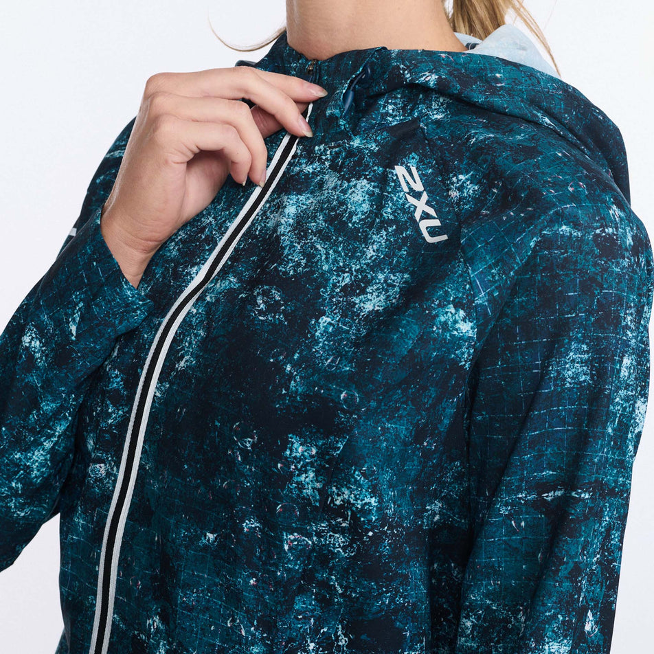 Collar view of women's 2xu aero jacket in blue (7490494103714)