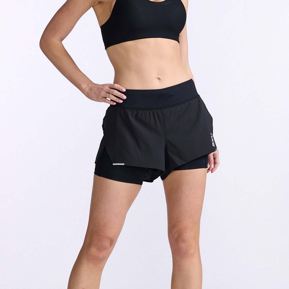 Front angled view of women's 2xu aero 2in1 4 inch short in black (7511225041058)