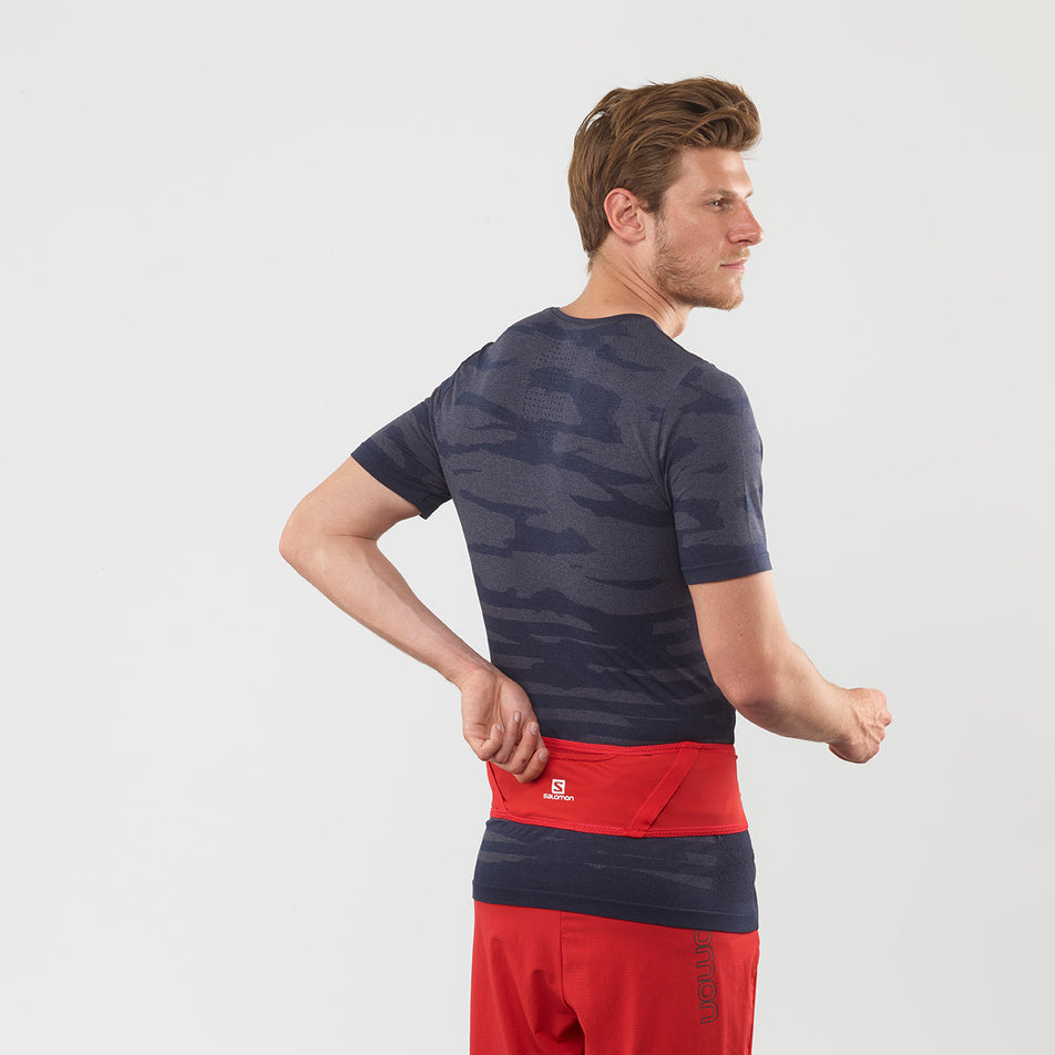 Behind model view of unisex salomon pulse running belt (7073641922722)